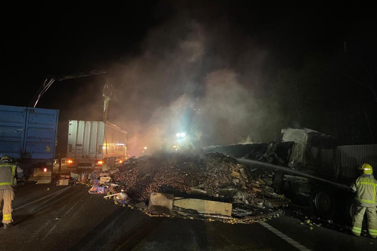 Camió incendiat a l'AP-7 a Sant Julià de Ramis 1