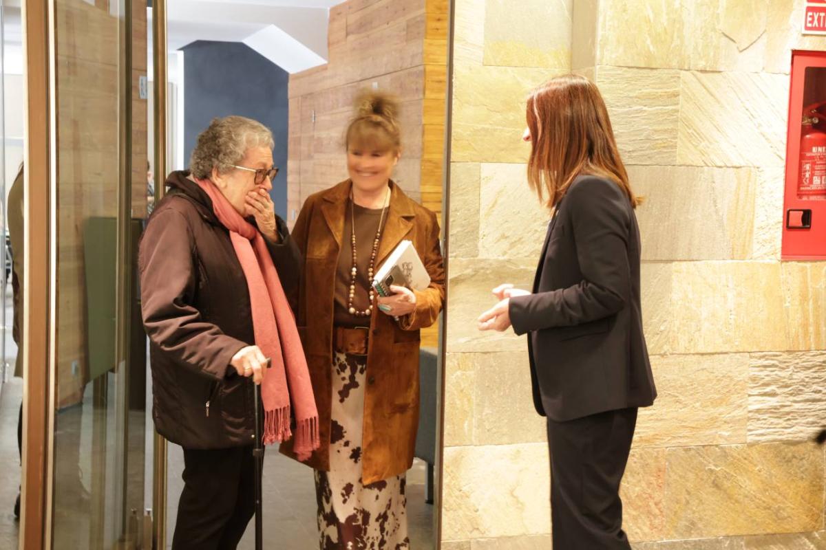La cònsol major d'Ordino, Maria del Mar Coma, rebent a Lourdes Pons (1)