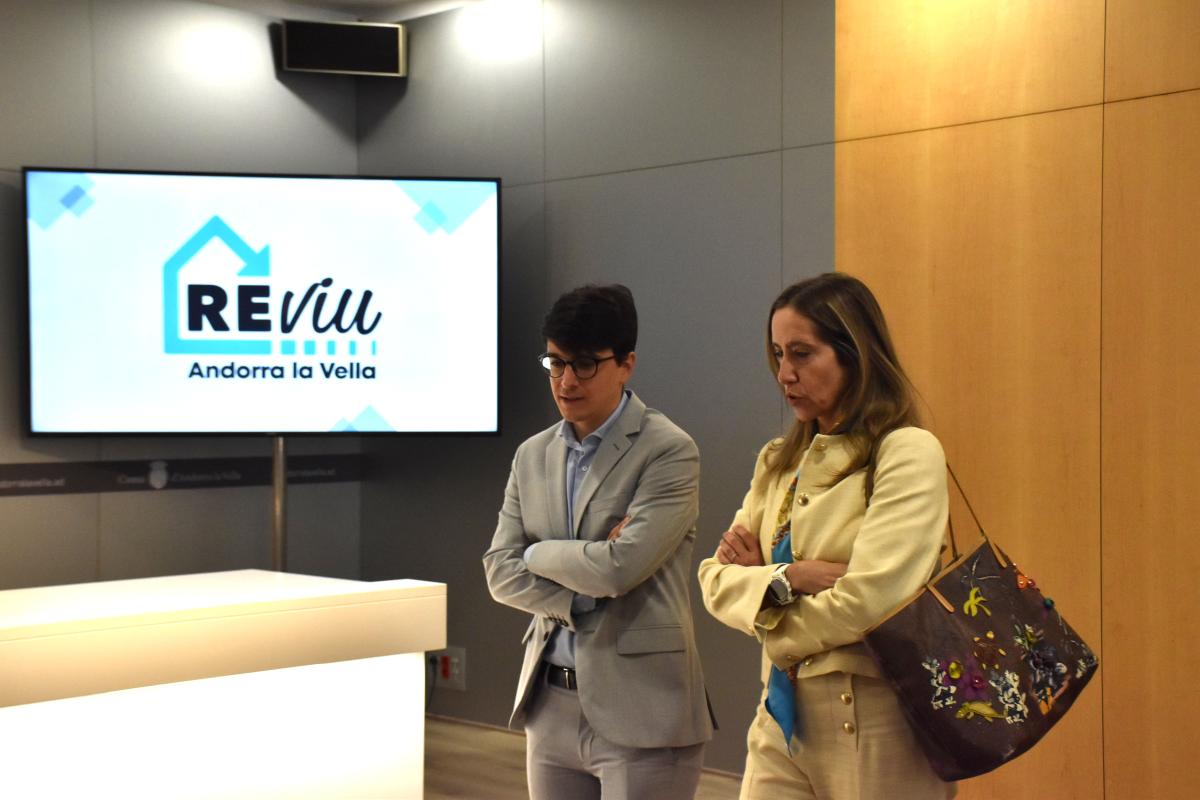 El conseller de Transformación Digital y Sostenibilidad, y de Vivienda de Andorra la Vella, Marc Torrent, la directora de ESG de MoraBanc, Mireia Maestre