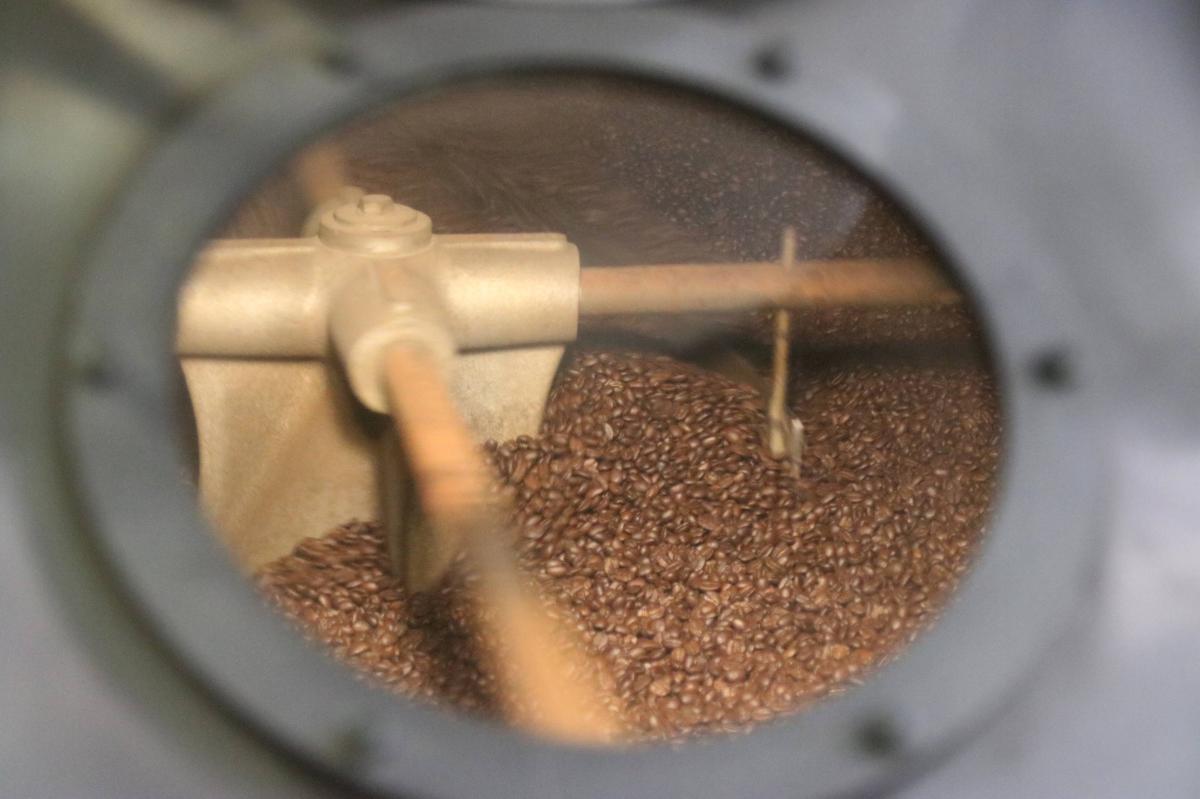Un dels passos en l'elaboració del cafè on es refreda el gra (1)