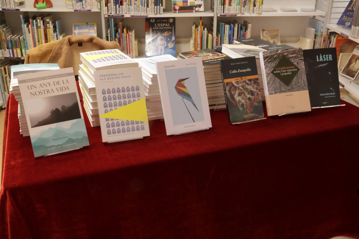 Els llibres dels autors i editors presents en la taula rodona (1)