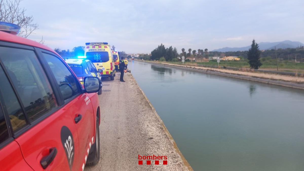 Bombers i emergències al canal dret de l'Ebre a Amposta