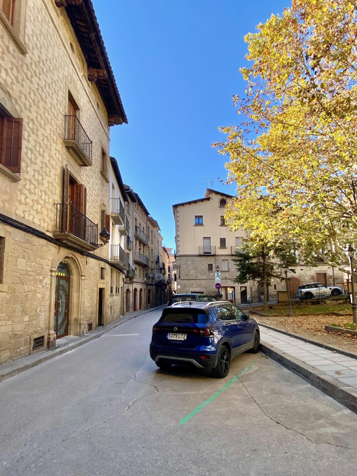 Carrer de Llobera i plaça de Sant Pere de Solsona 1