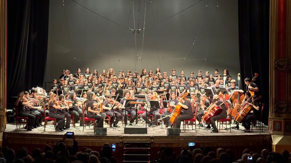 La Escuela y Conservatorio de Música de la Diputación en Reus celebra su cincuenta aniversario con un concierto multitudinario