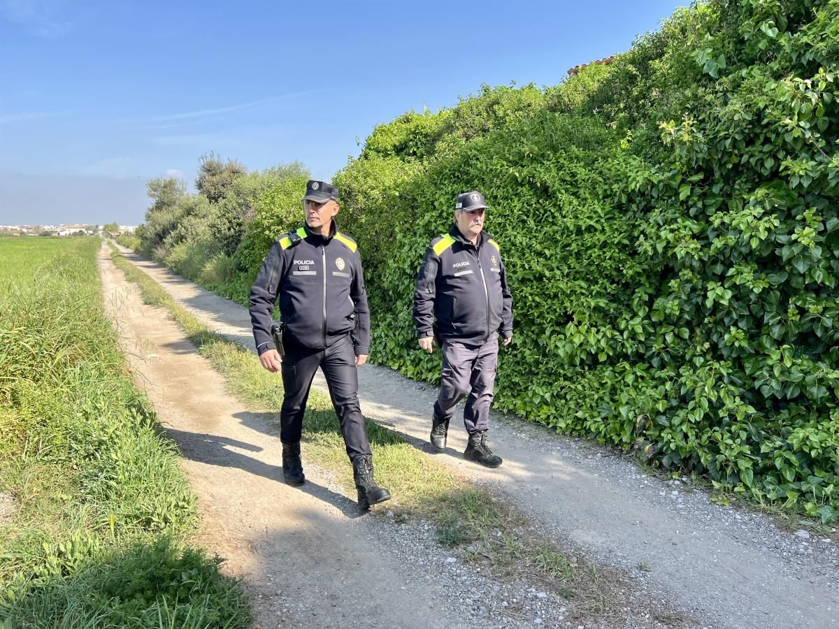 Policia Local del Prat patrullant a peu el Parc Agrari