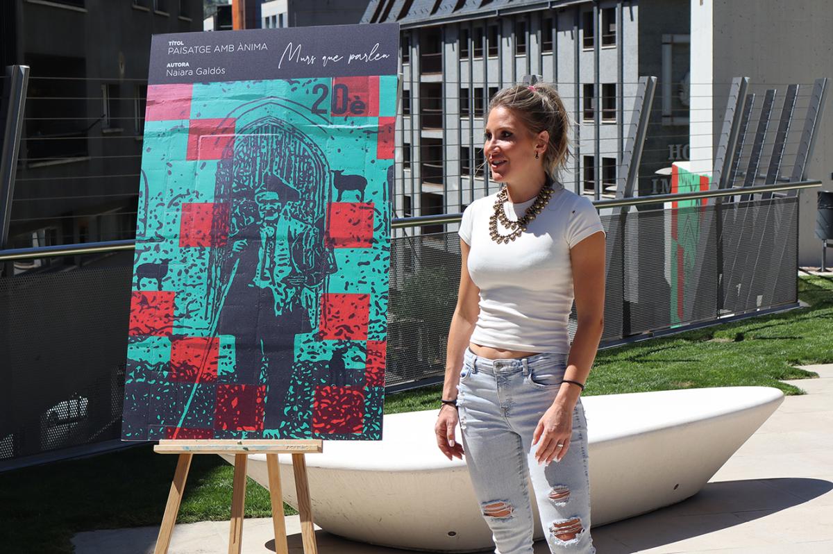 L'artista, Naiara Galdós, durant la inauguració del mural 'Paisatge amb ànima'