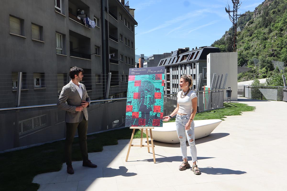 El cònsol major de Sant Julià de Lòria, Cerni Cairat, i l'artista, Naiara Galdós, durant la inauguració del mural 'Paisatge amb ànima