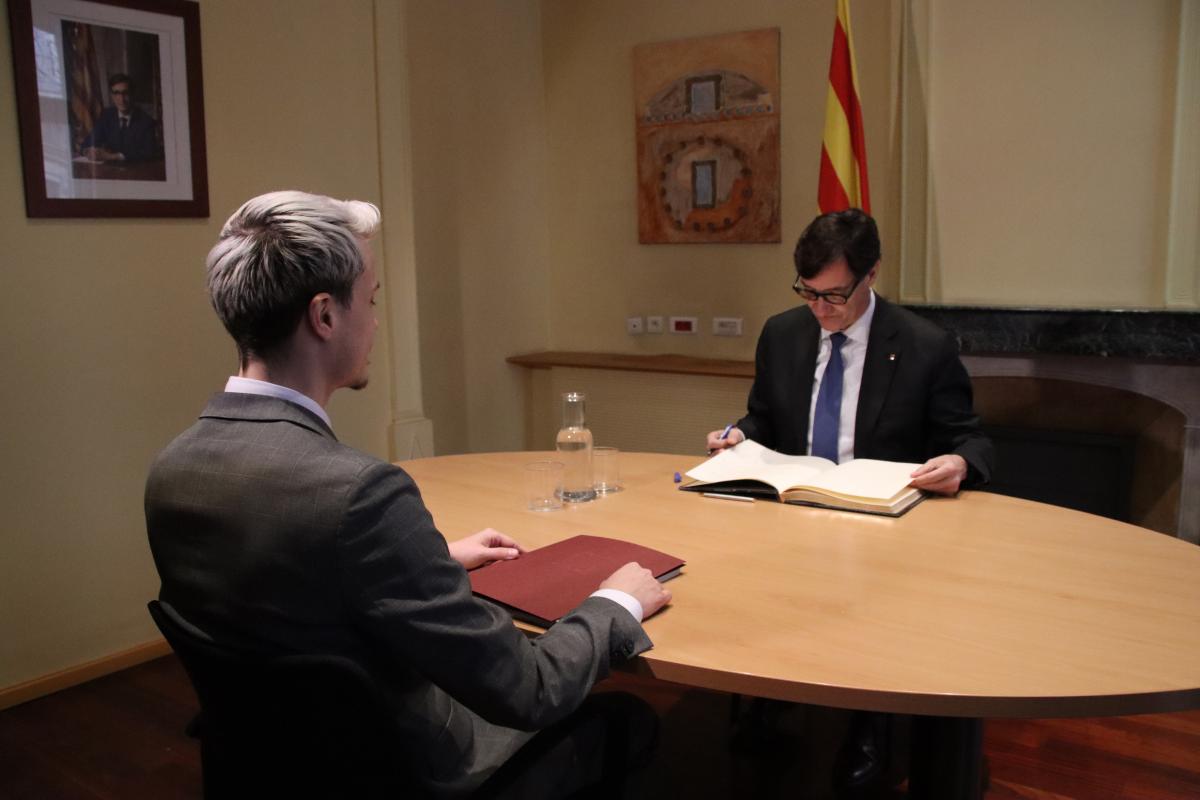 El president de la Generalitat, Salvador Illa, a la Casa de la Generalitat de Catalunya a Perpinyà reunit amb el seu director general, Christopher Person (2)