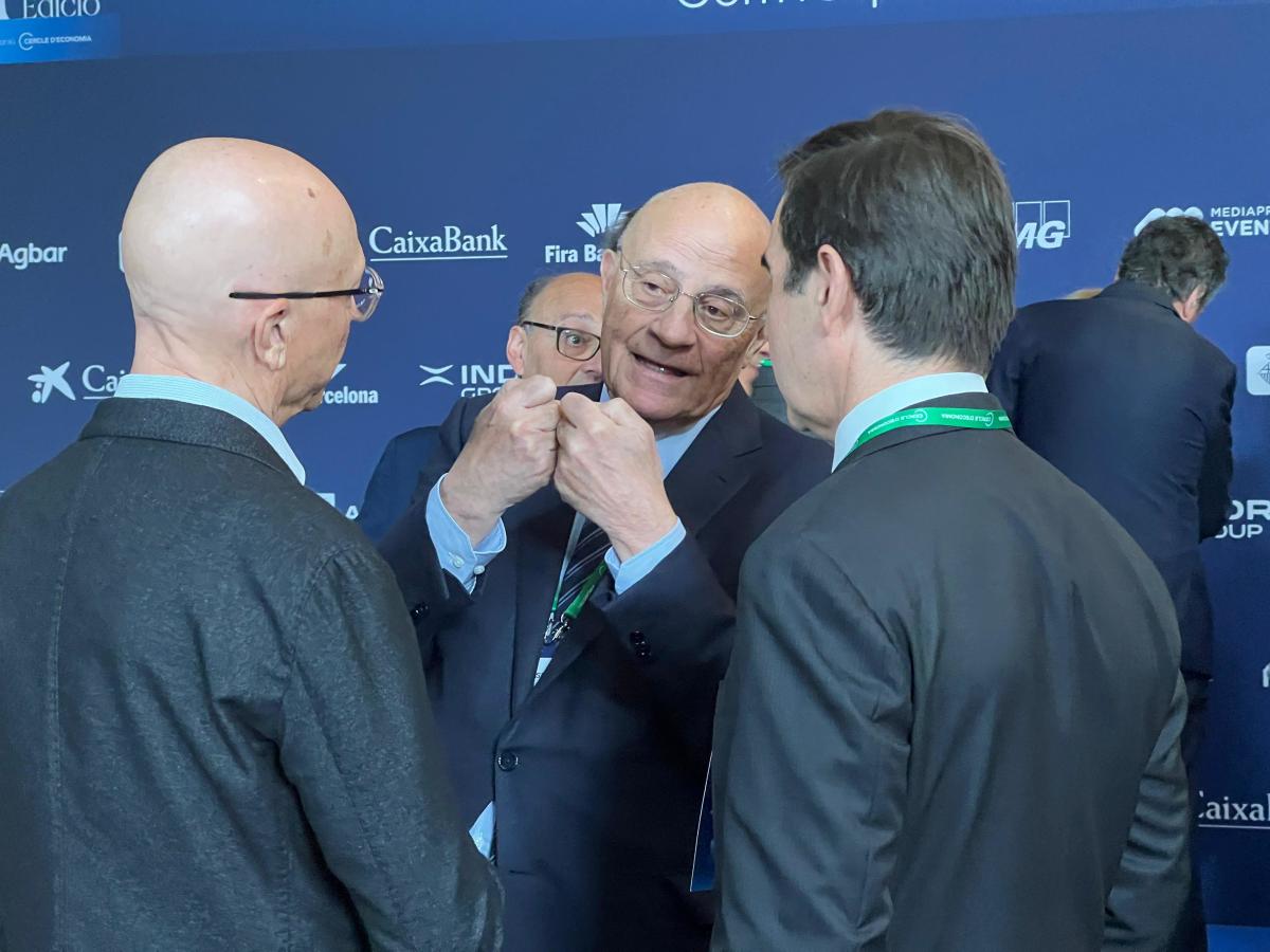 El president del Banc Sabadell, Josep Oliu; conversa amb el president del BBVA, Carlos Torres