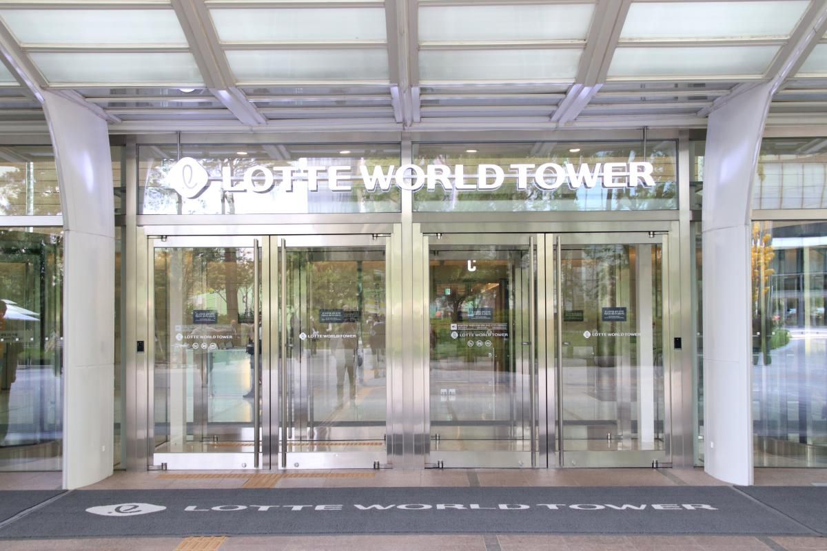 Entrada de la Torre Lotte, a Seül