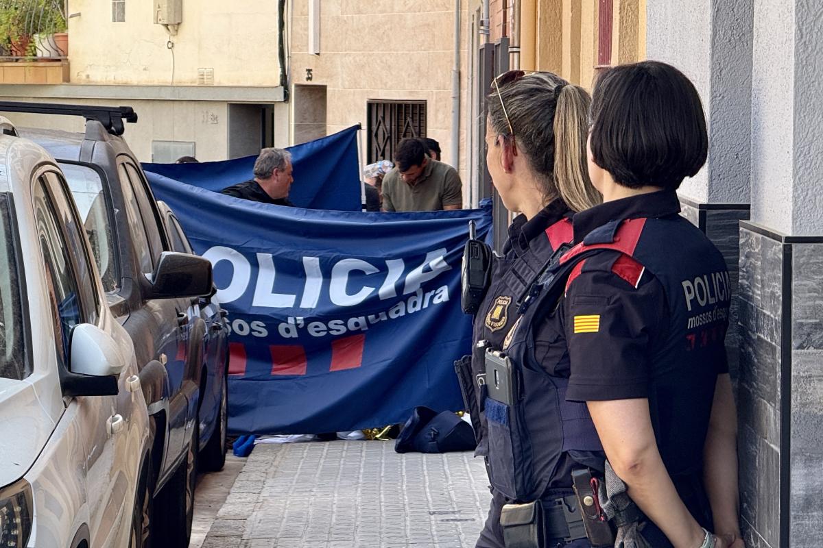 Mossos d'Esquadra a l'entrada de l'habitatge on han mort dues persones en un incendi a Mataró