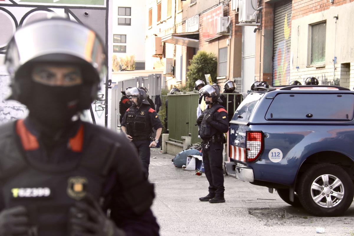 Els Mossos desallotgen una nau ocupada a Badalona