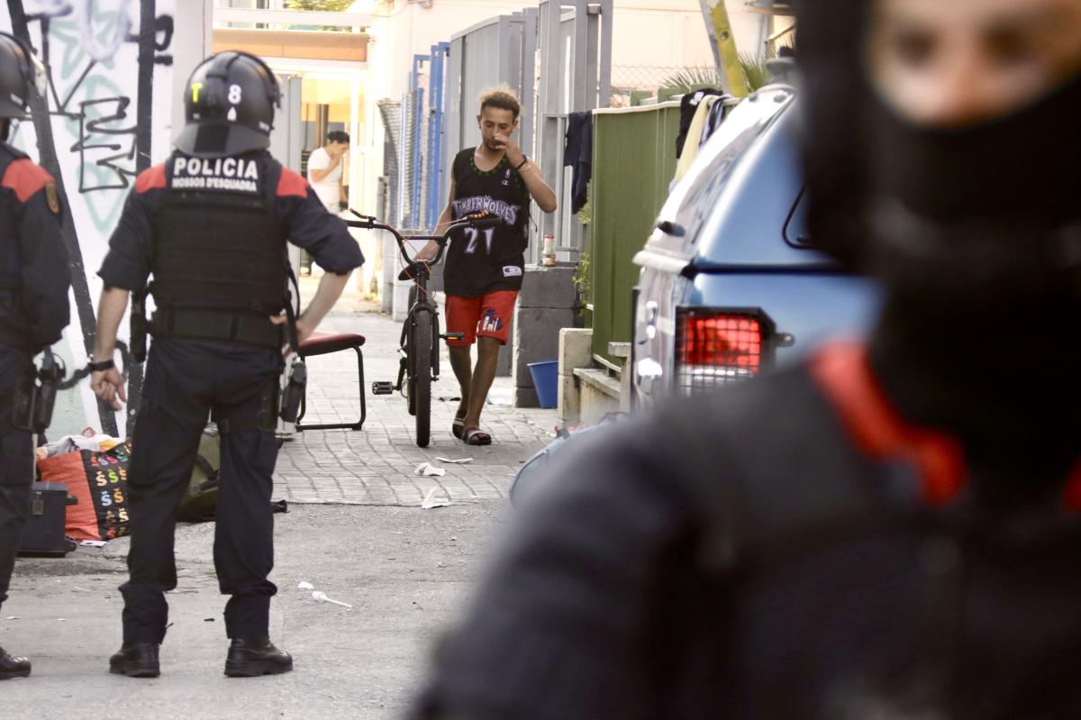 Els Mossos desallotgen una nau ocupada a Badalona