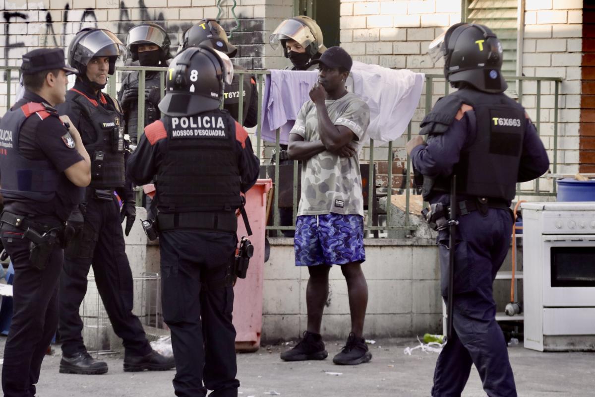 Els Mossos desallotgen una nau ocupada a Badalona