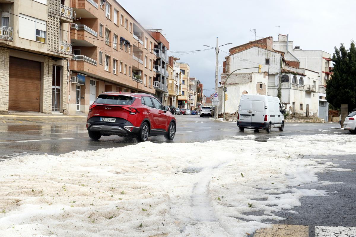 Un mantell blanc de pedra en un carrer d'Alcarràs, al Segrià, després de la tempesta d'aquest dissabte
