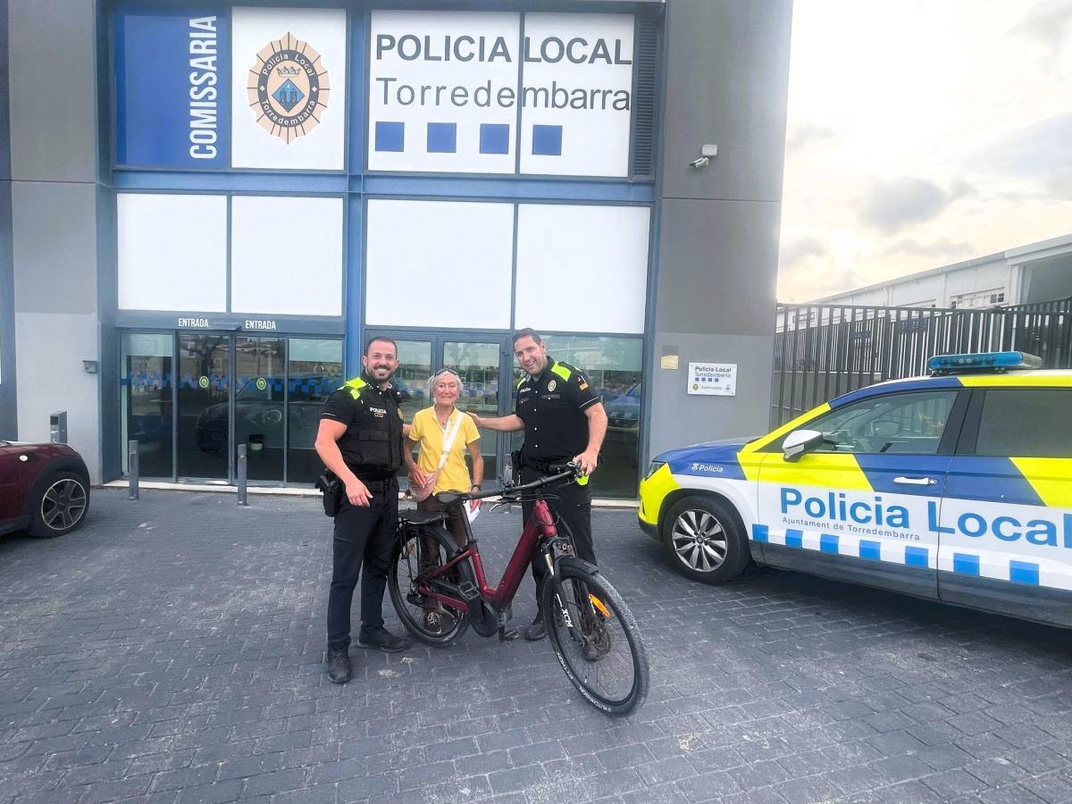 Retorn de la bicicleta a la seva propietària a Torredembarra