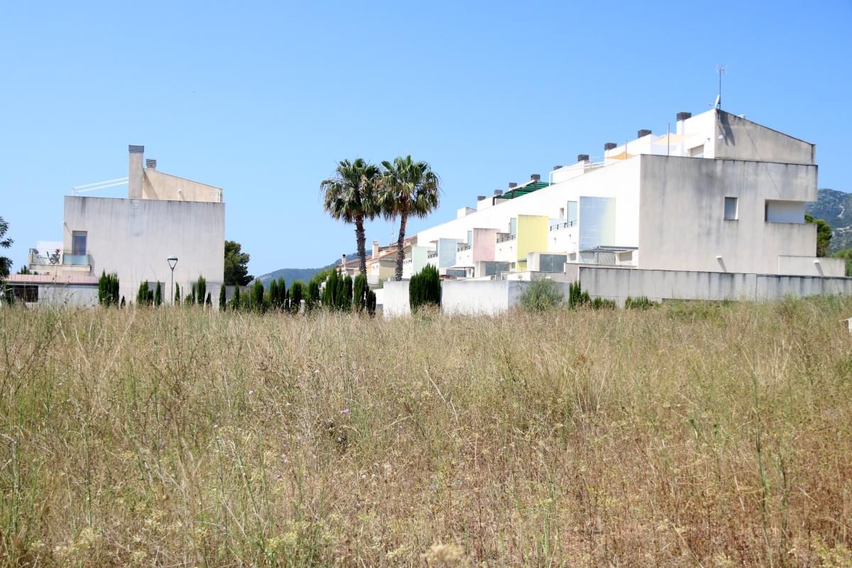 Los dos bloques de apartamentos que forman el complejo declarado ilegal de Turov, en Alcanar Platja