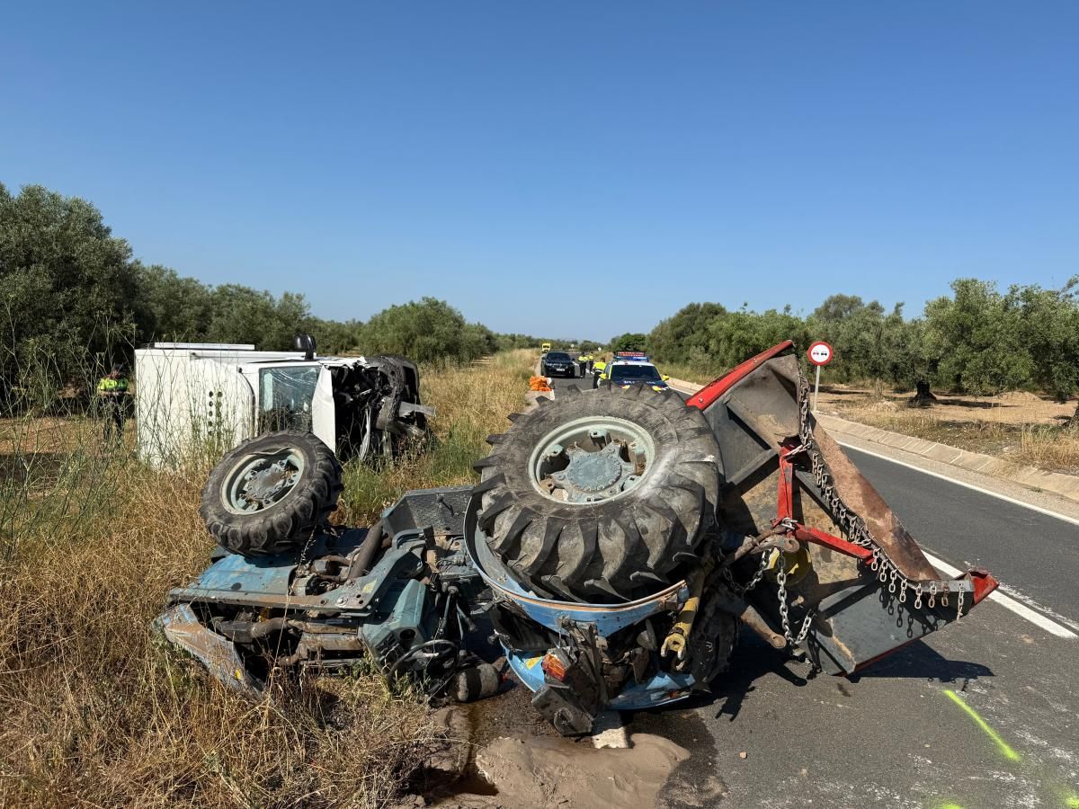 Estado del tractor con el que viajaba la víctima mortal del accidente de la TP-3311 en Ulldecona y el camión implicado, detrás