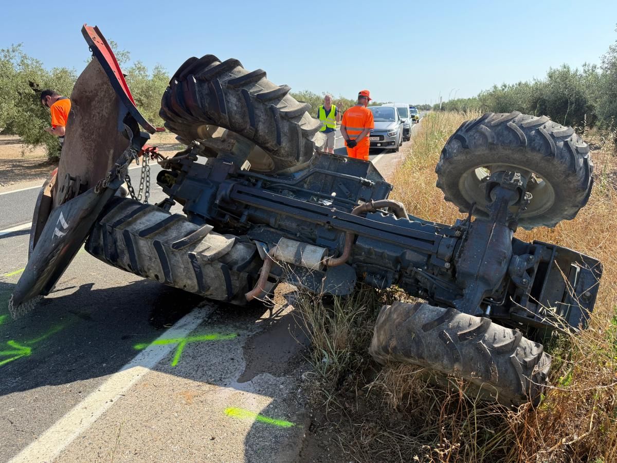 El tractor con el que viajaba la víctima mortal del accidente, volcado en la carretera TP-3311, en Ulldecona