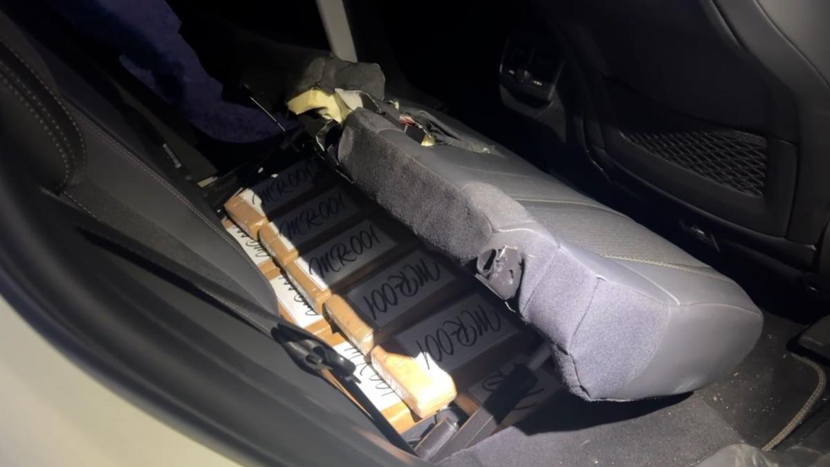 L'interior d'un dels vehicles que amagava droga a través d'un sistema hidràulic amb una app