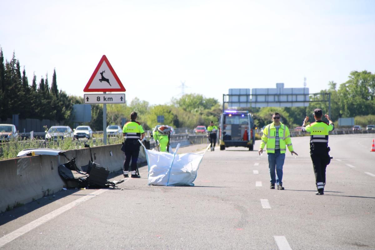 Restes de l'accident amb diversos vehicles implicats que s'ha produït a l'AP-7 a l'altura de Vilablareix 1