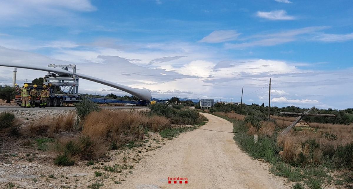 Un camió queda enganxat al cablejat elèctric a l'N-340 a l'Ampolla 2