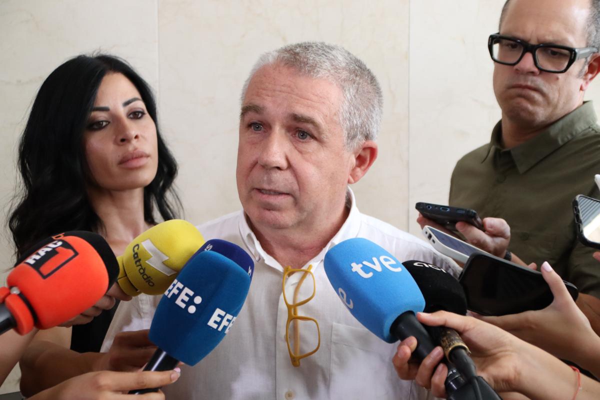 El director del servei de Neteja i Recollida de Residus de l’Ajuntament, Carlos Vázquez, atén els mitans