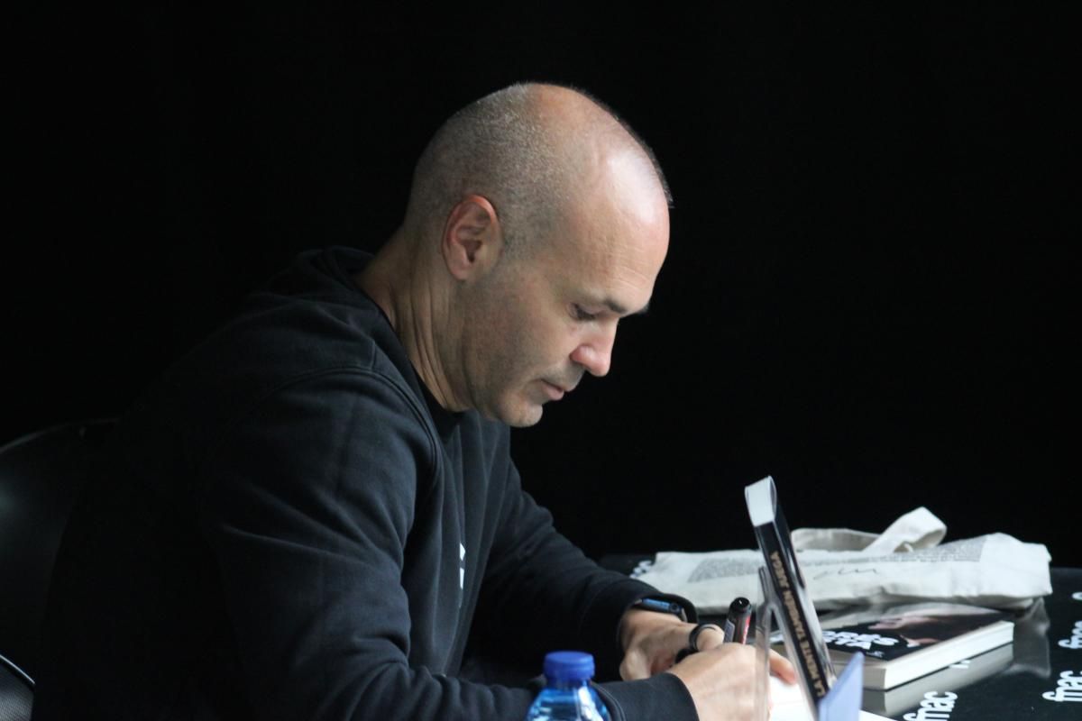 Andrés Iniesta signant llibres per Sant Jordi a Barcelona