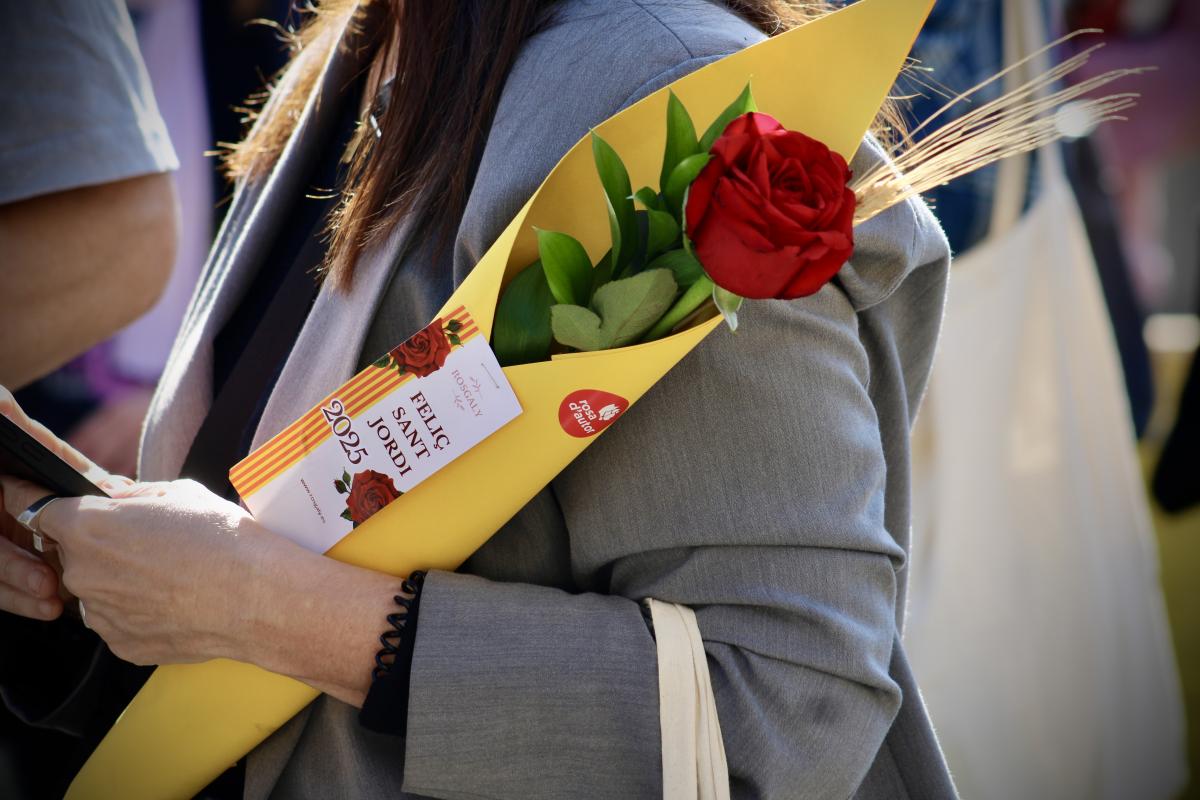 Una dona amb una rosa de Sant Jordi 2025