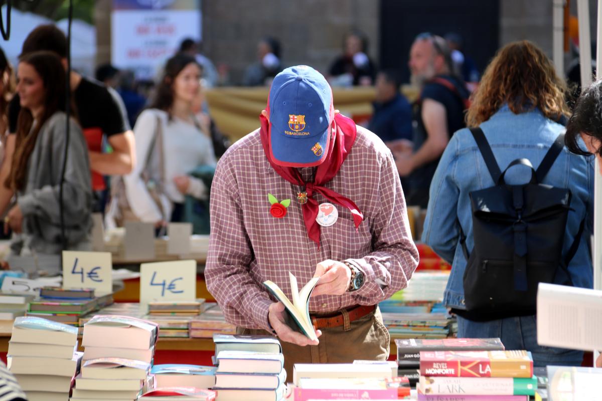 Un home fullejant un llibre a Sant Feliu de Llobregat