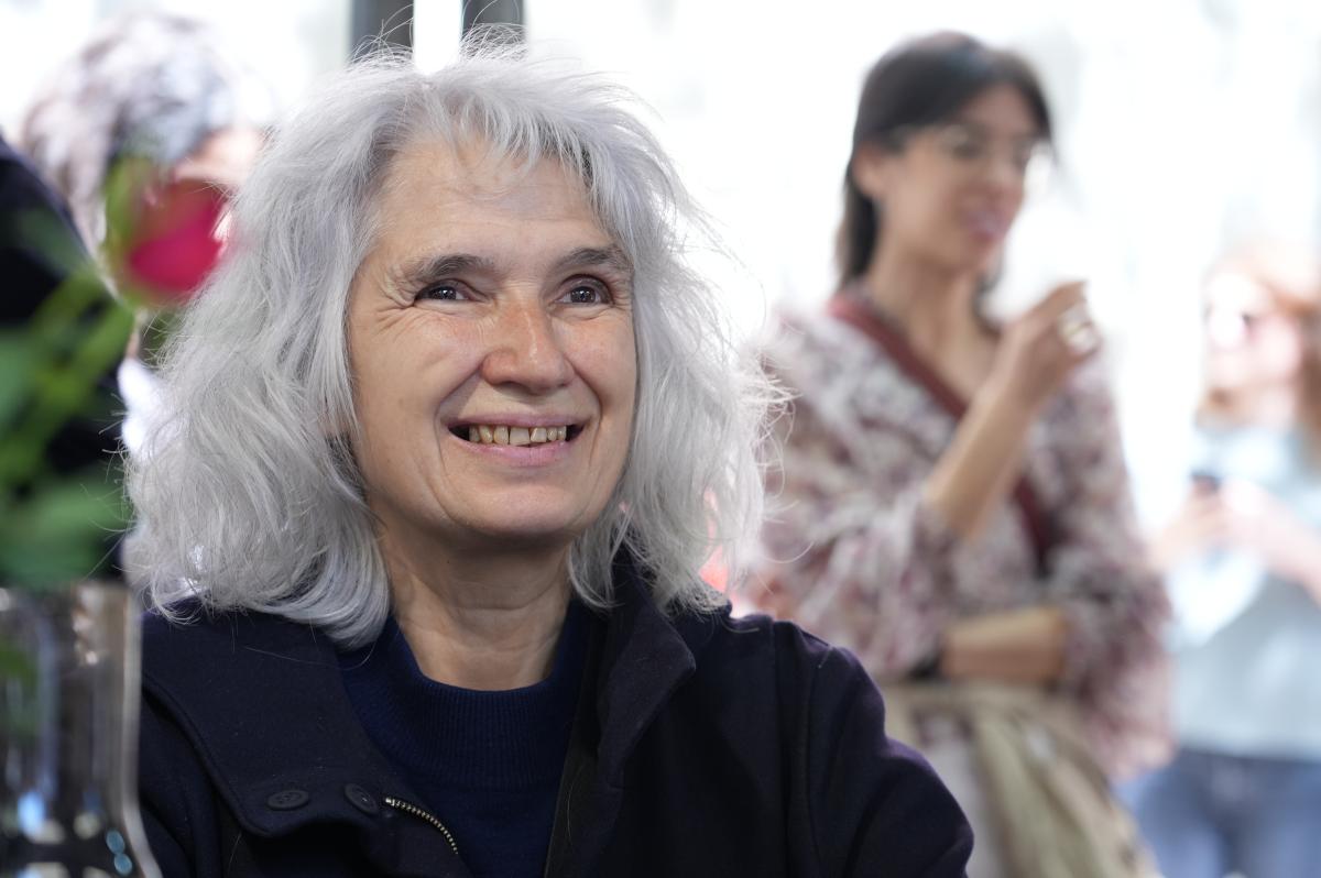 L'escriptora Belén Gopegui signant llibres a la parada de Finestres