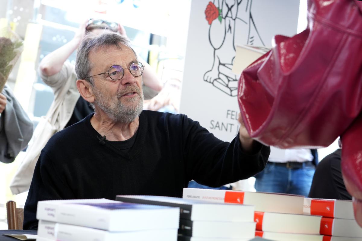 L'escriptor Pierre Lemaitre signant llibres a la parada de Finestres davant de la llibreria a Barcelona