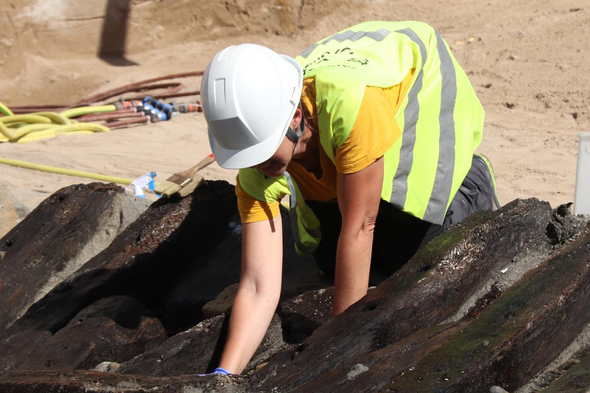 Una arqueòloga treballa a la zona on s'han trobat les restes del vaixell 'Ciutadella I'