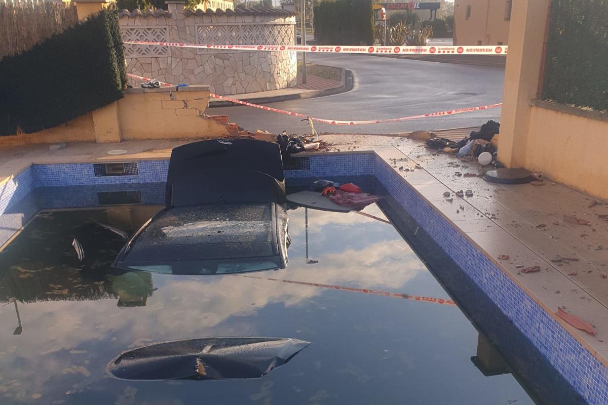 cotxe xoc fons piscina