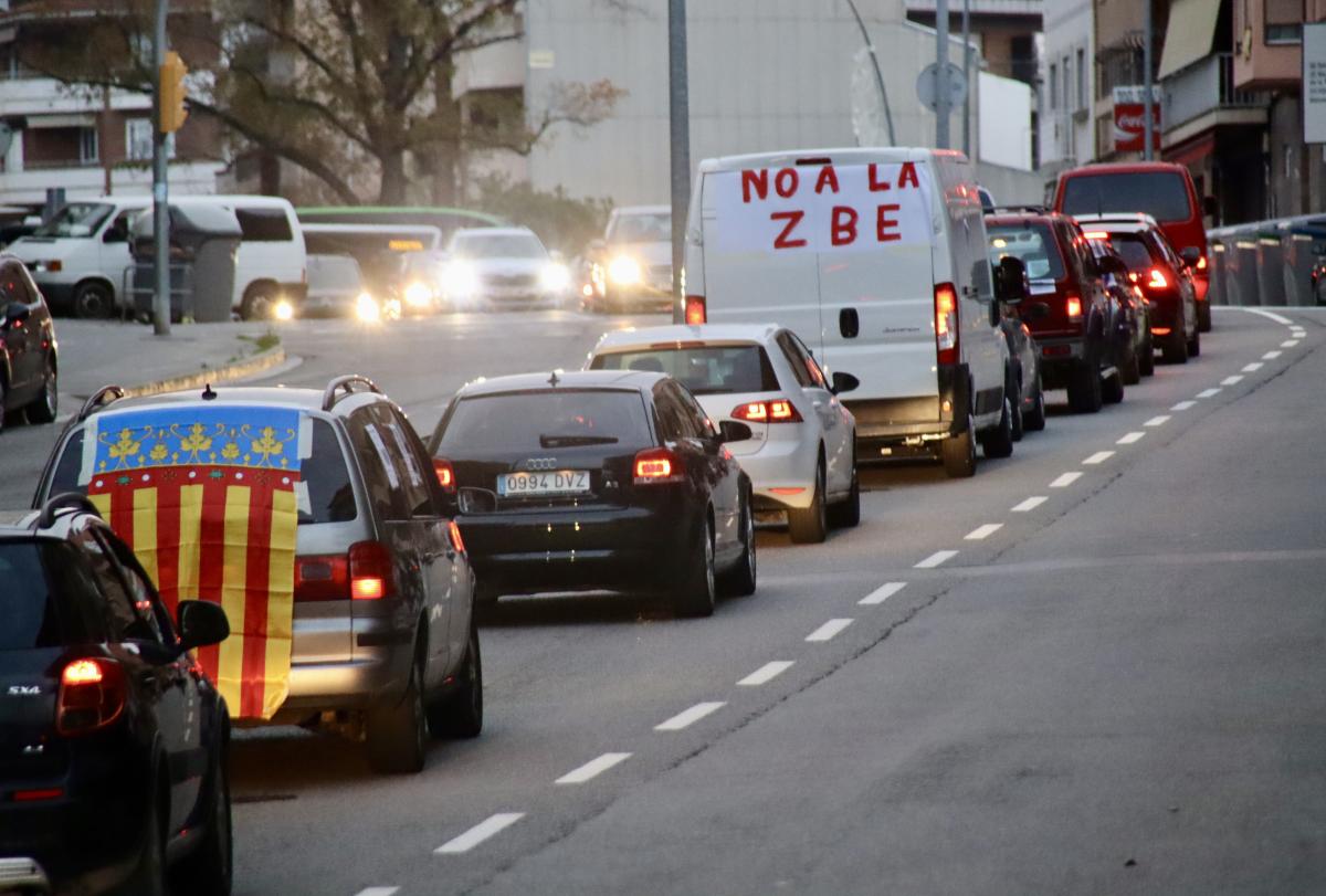Desenes de vehicles van fer una marxa lenta el novembre de l'any passat per protestar contra la Zona de Baixes Emissions a Manresa