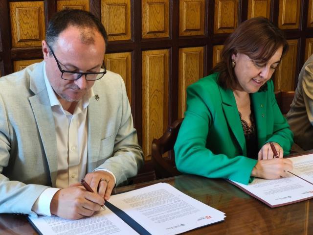 L'alcalde de Vilanova i la Geltrú, Juan Luis Ruiz, i la consellera Sílvia Paneque