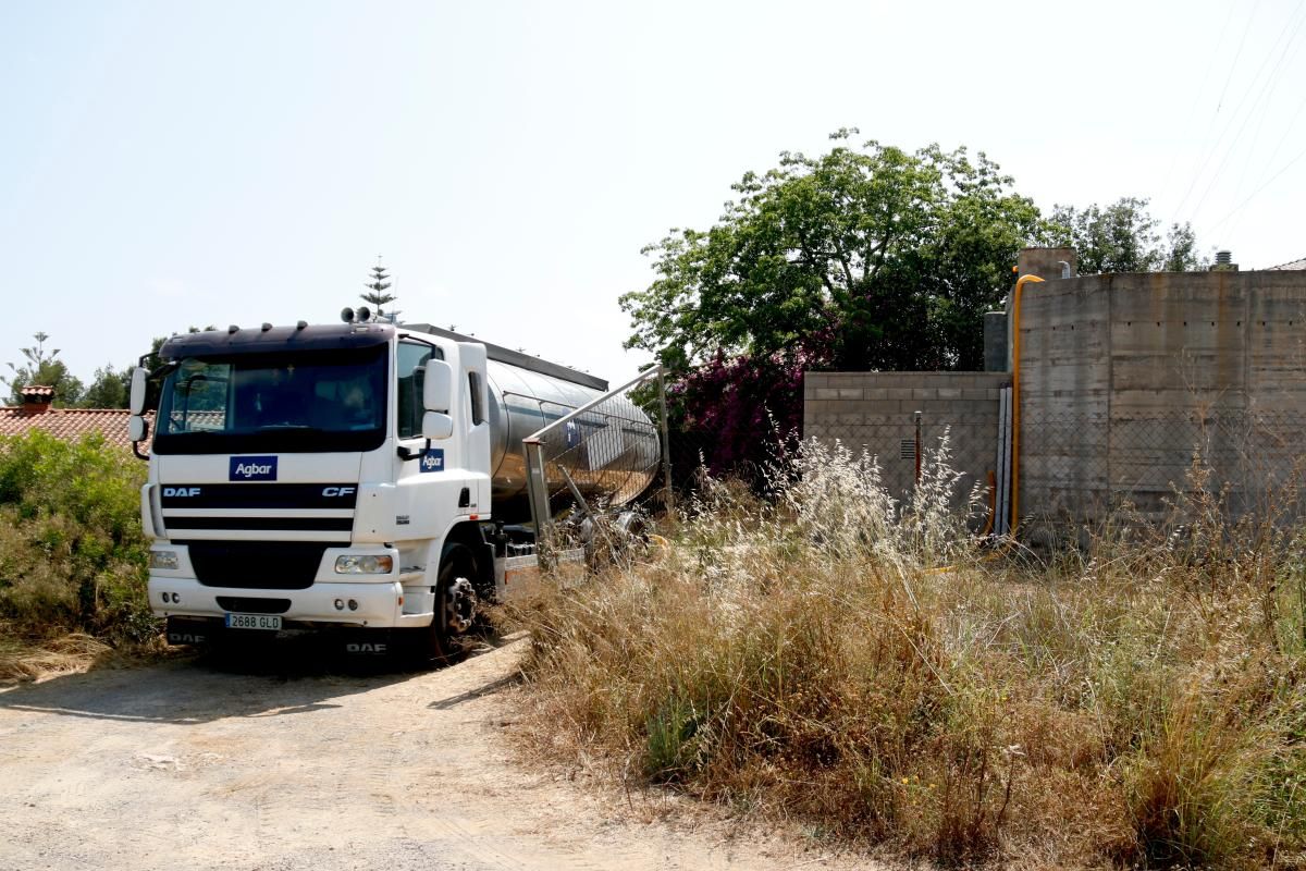 Un camió cisterna injecta aigua al dipòsit de la urbanització la Cativera, al Catllar