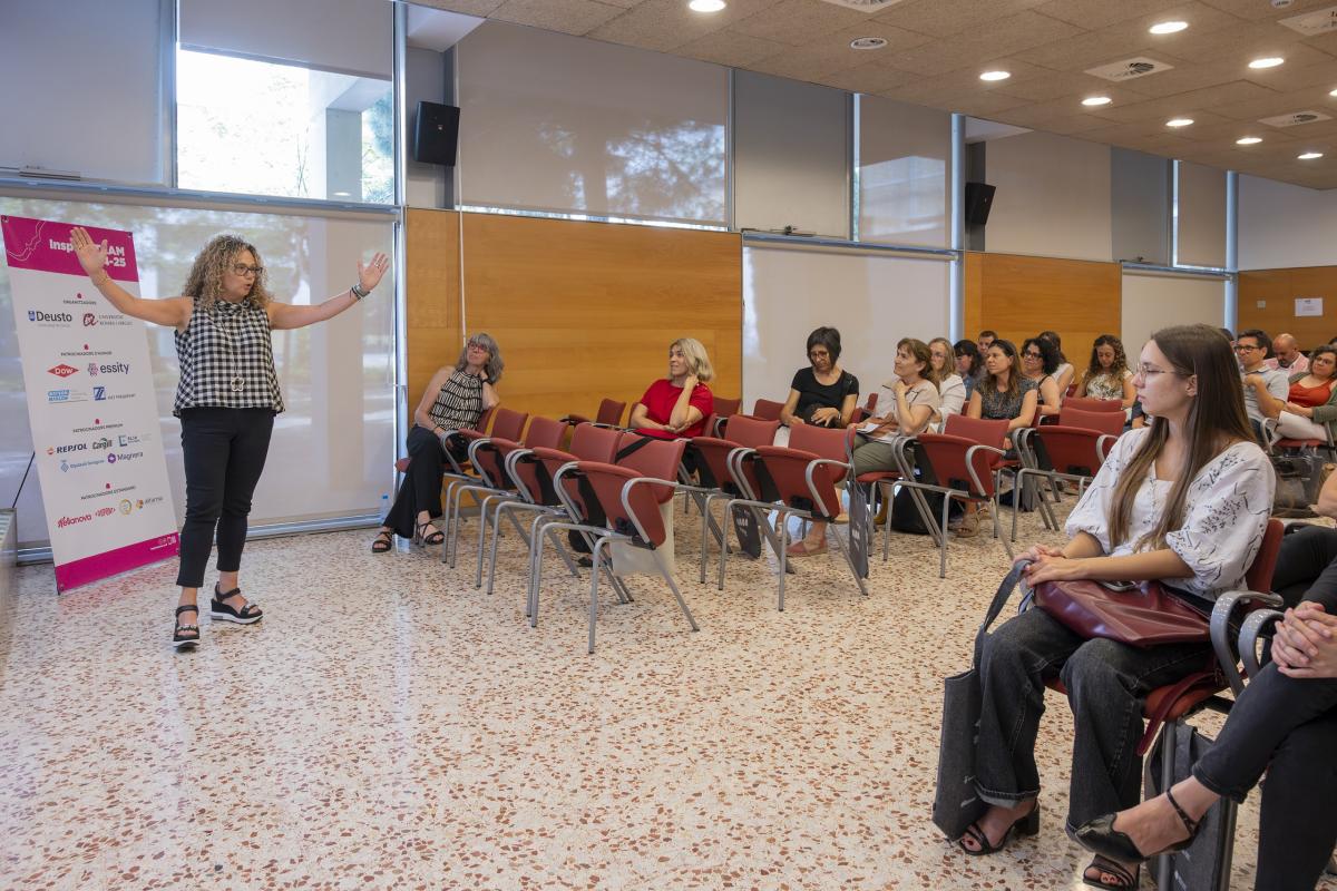 La representante de uno de los centros educativos expone su experiencia en el proyecto STEAM