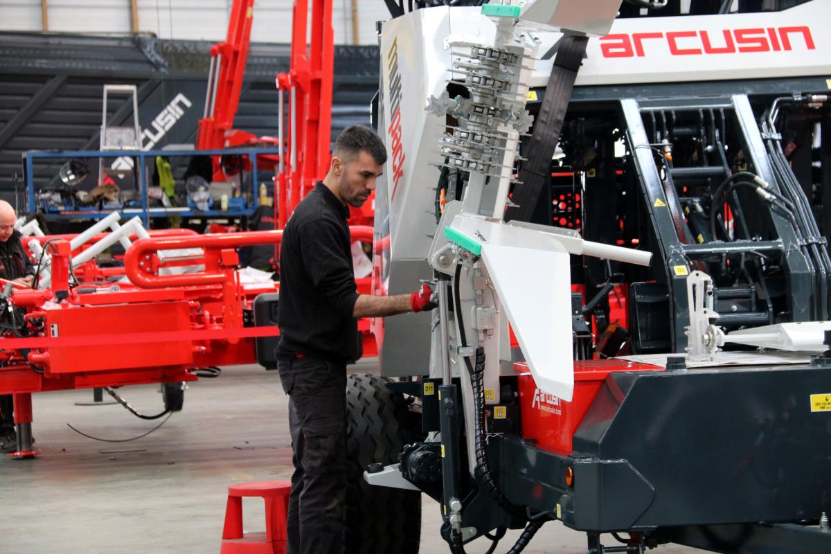 Un tècnic treballant a la fàbrica d'Arcusin, a Vila-sana