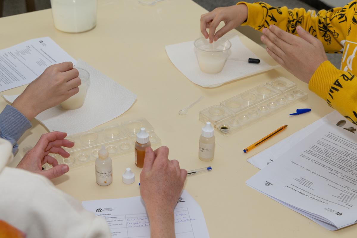 IncluSTEAM de Repsol i la URV - escolars fent manualitats