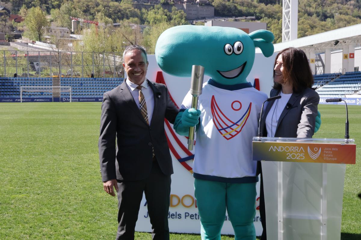 El secretari d'Estat d'Esports, Alain Cabanes, i la presidenta del Comitè Organitzador dels Jocs dels Petits Estats - Andorra 2025, Anna García, amb Valiret i la torxa de la cita