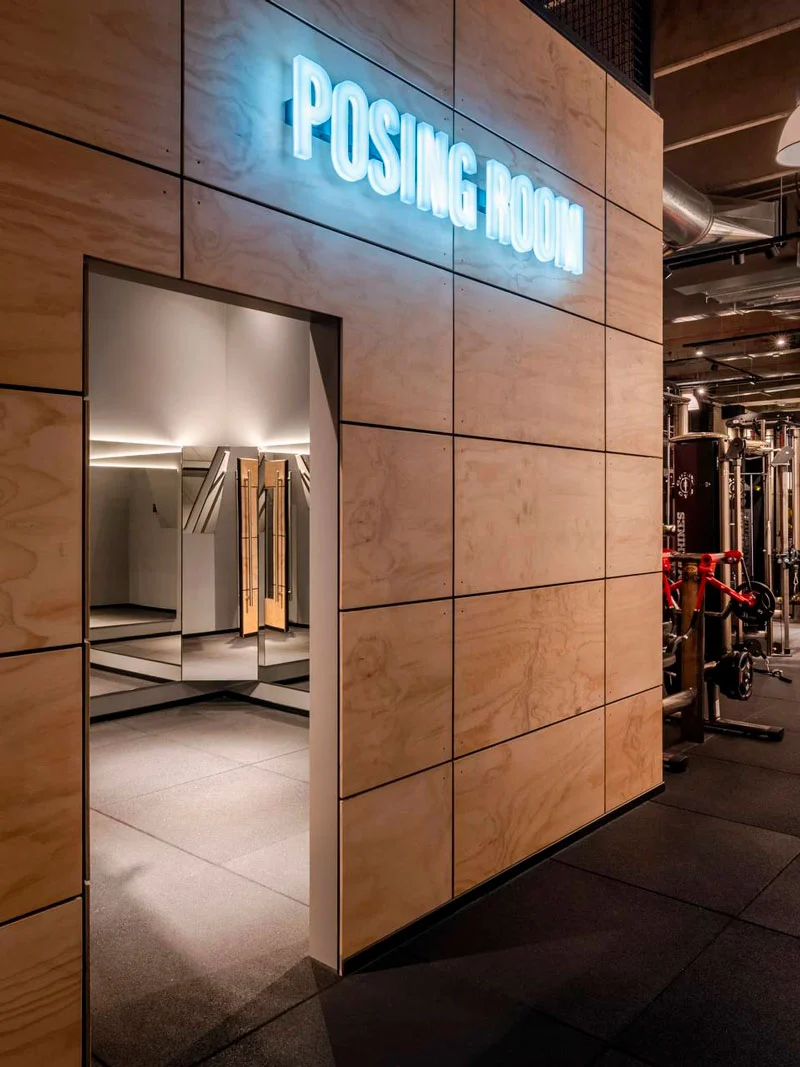 Gold's Gym Terrassa posing room