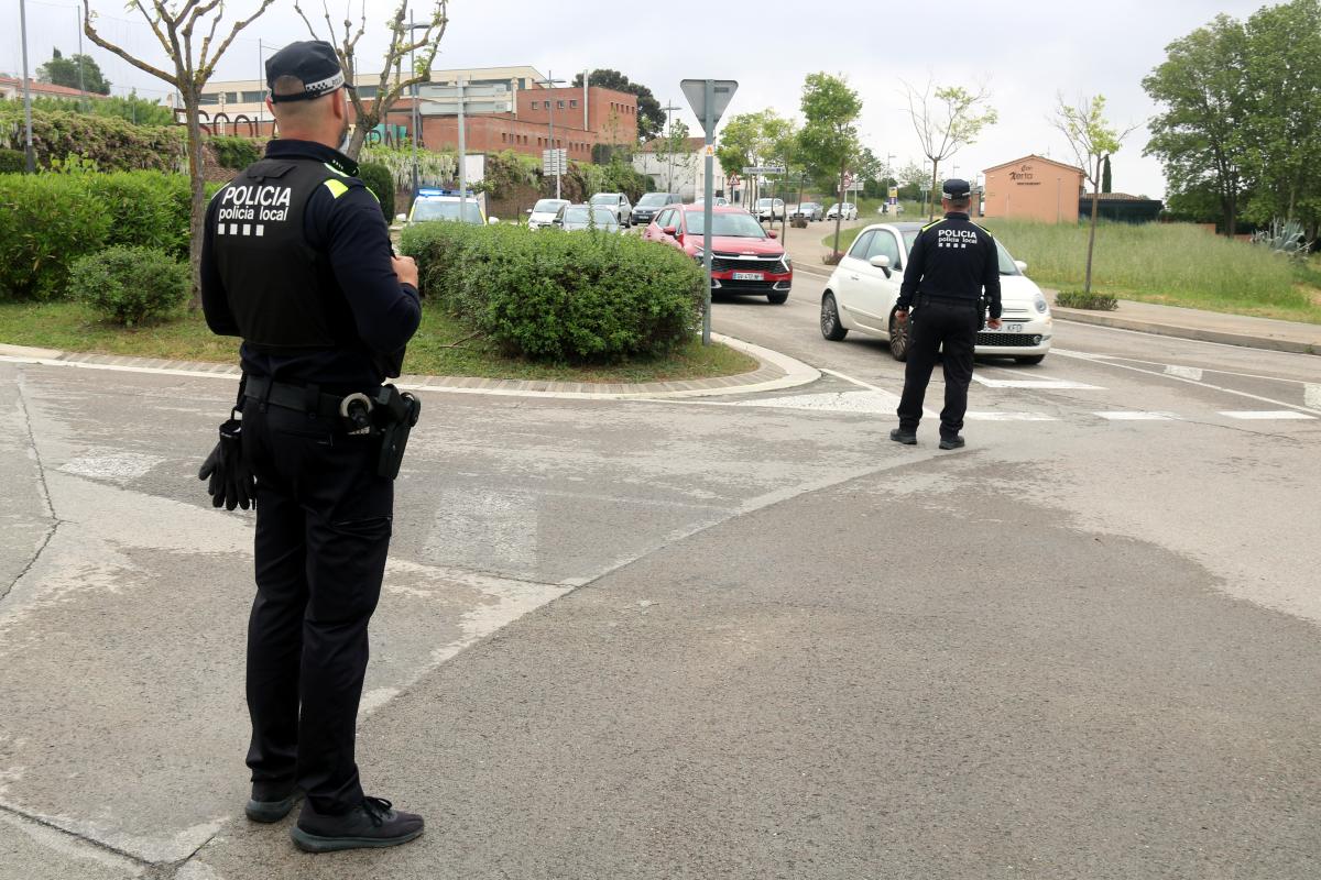 Un control de la Policia Local per fer girar cua els vehicles que volen aprofitar per fer drecera a través de Santa Cristina d'Aro