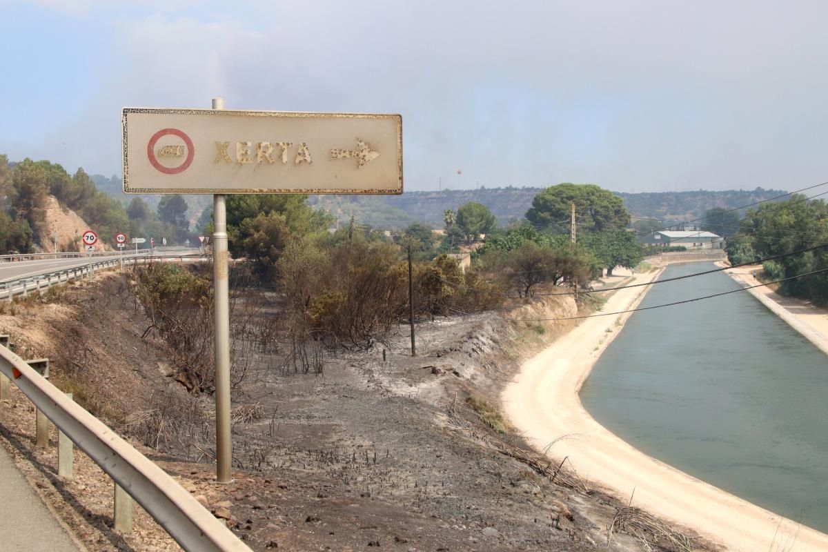 Cartell d'accés a Xerta des de la C-12, calcinat per les flames