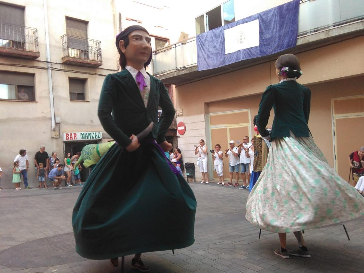 Gigantes de Passanant bailan