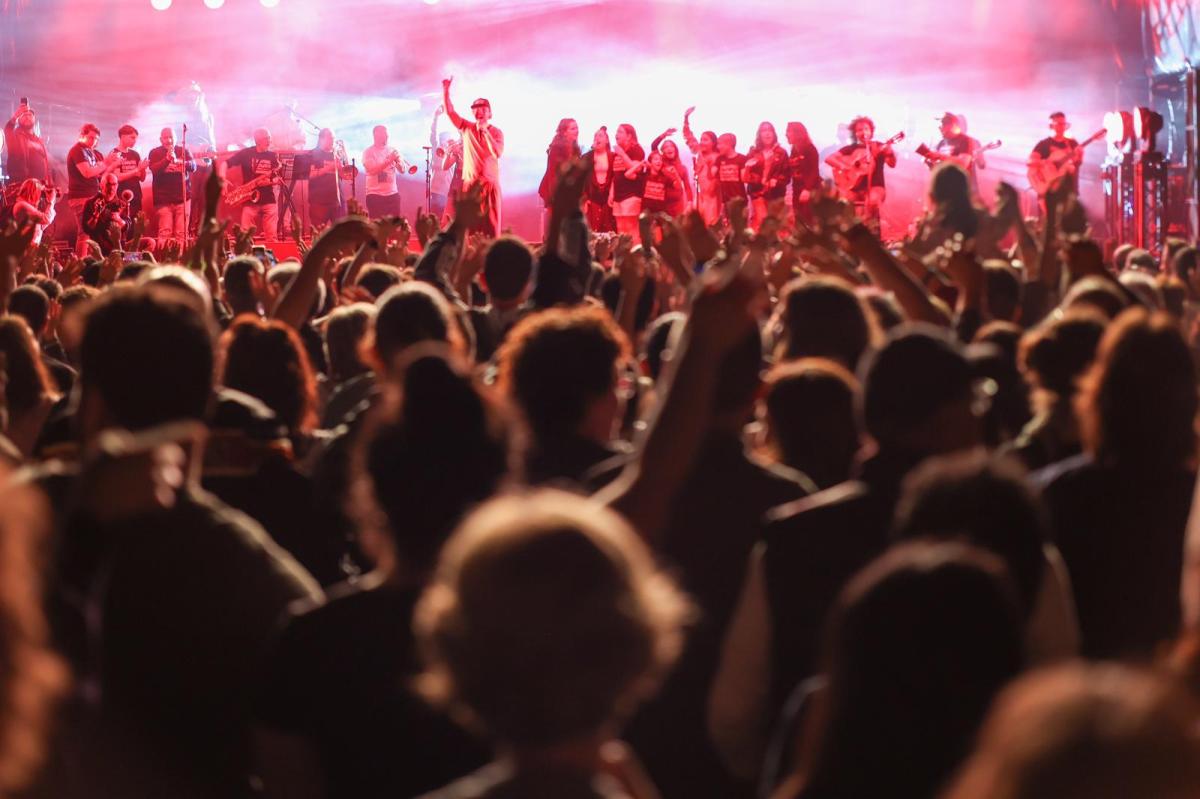 Macaco comunitario con público Fiesta Mayor de Sant Boi