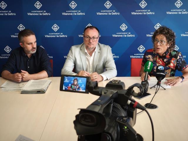 La concejala de vivienda, Iolanda Sánchez, y el alcalde de Vilanova i la Geltrú, Juan Luis Ruiz, en rueda de prensa