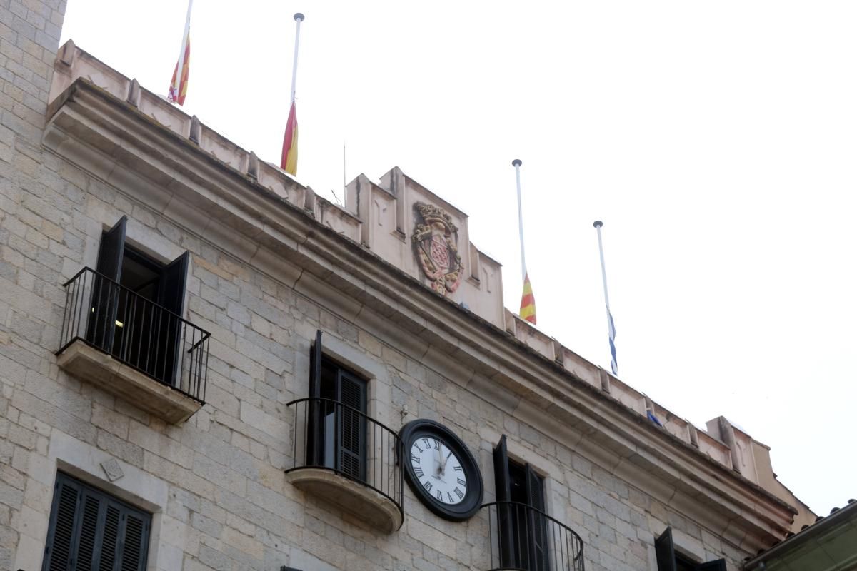 L'escut de la ciutat que presideix la façana de l'Ajuntament de Girona