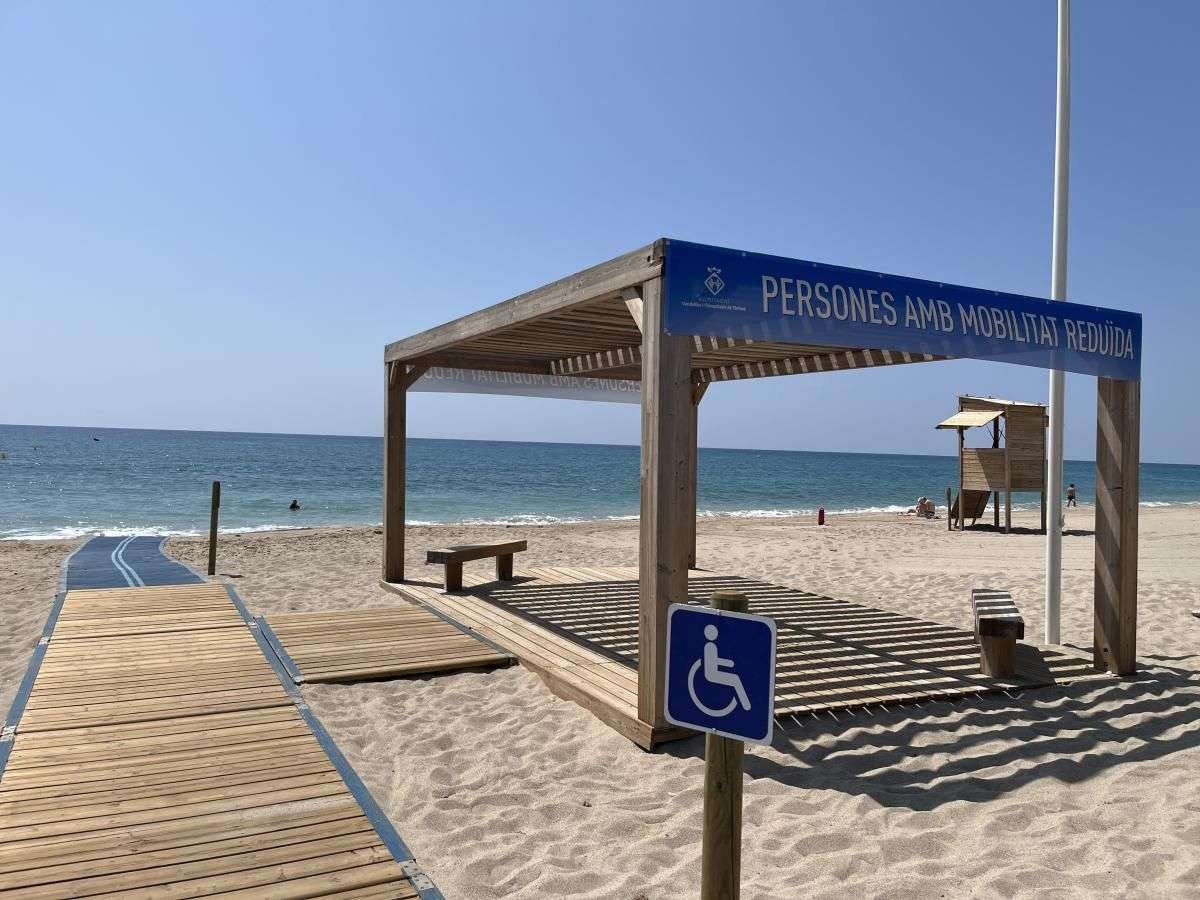 La zona d'alta accessibilitat situada davant de la base nàutica, a la Platja de l'Arenal de Vandellòs i l'Hospitalet de l'Infant