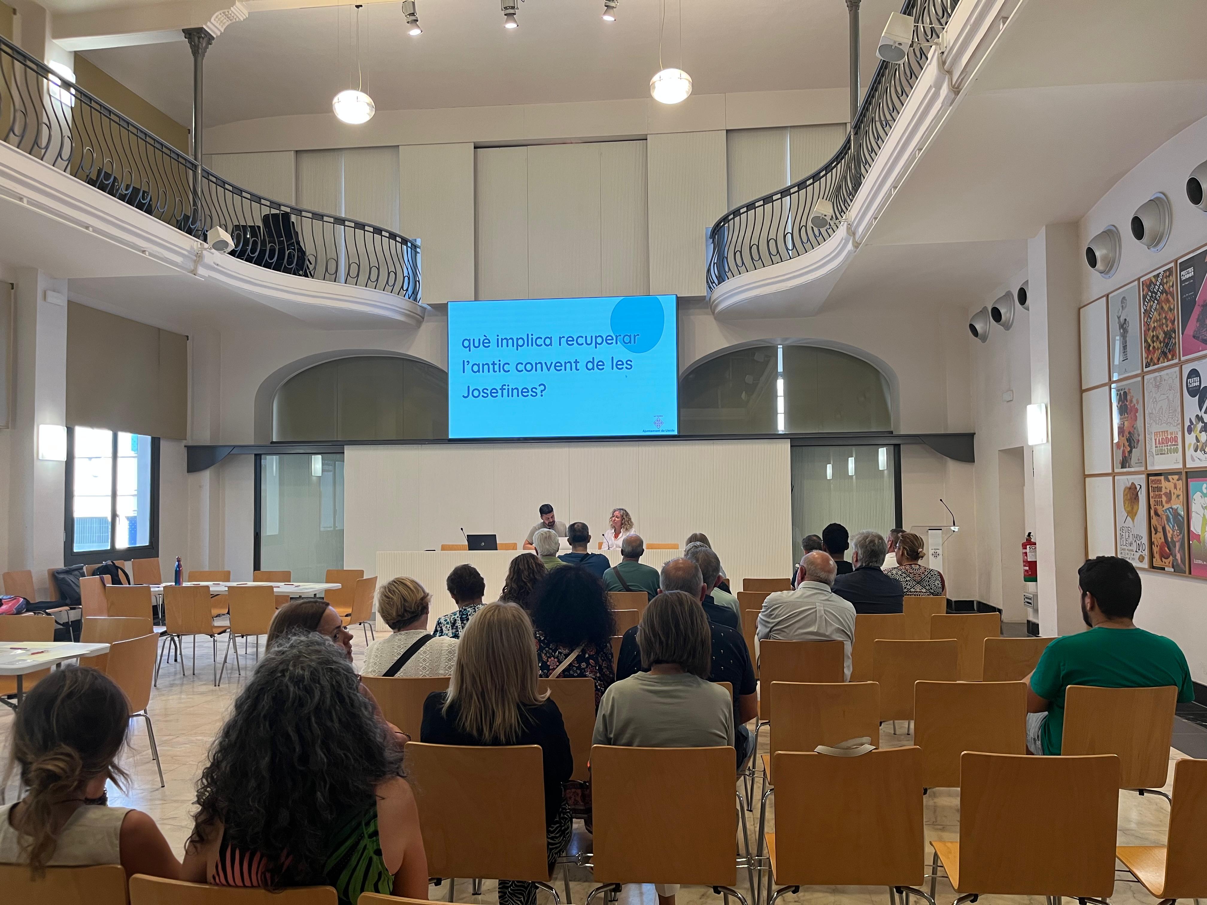 El tinent d’alcalde Carlos Enjuanes i la regidora Pilar Bosch, que és regidora d’ambdós barris, han participat en el primer taller participatiu per definir els usos del futur Hub Cívic Acadèmia